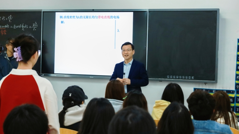 张东辉院士走进课堂与员工进行交流。 张东辉院士走进课堂与员工进行交流。
